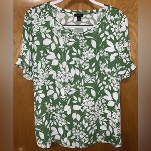 Ann Taylor green & white floral print stretch blouse Size XL flutter sleeves